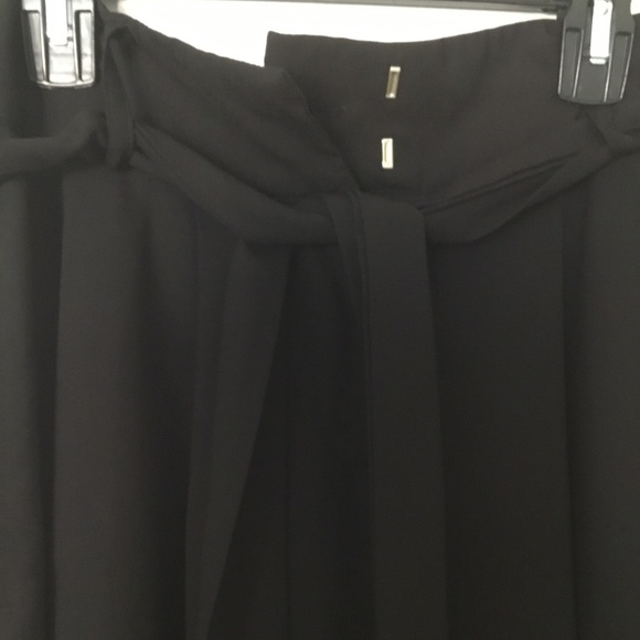 Woman’s wide leg high waisted pants - Picture 2 of 3